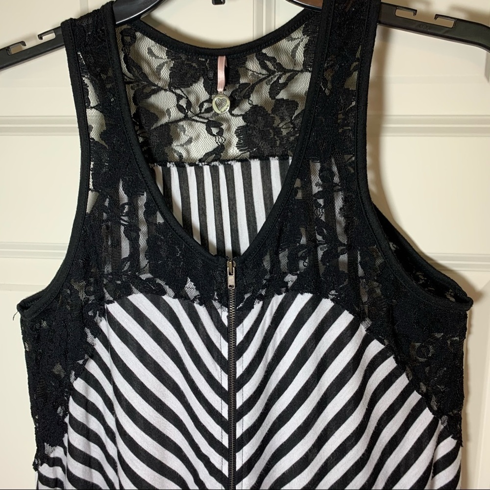 Robin K. tank top with lace shoulder and front zip - Picture 5 of 6